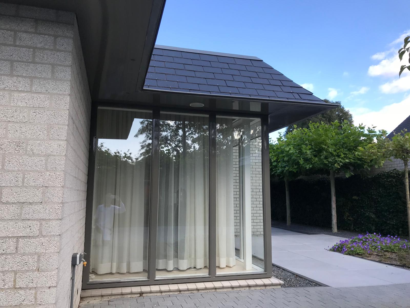 Bungalow Aerdenhout in een moderne hoogglans grijze afwerking voor een strak en moderne uitstraling