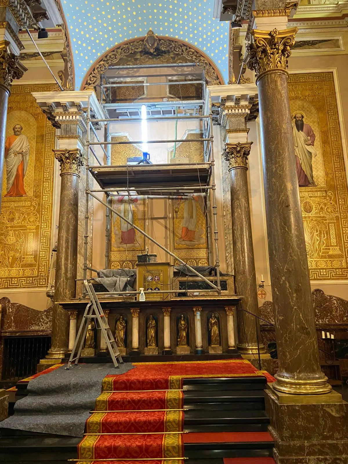 Kerkinterieur met goudwerk - voorbeeld